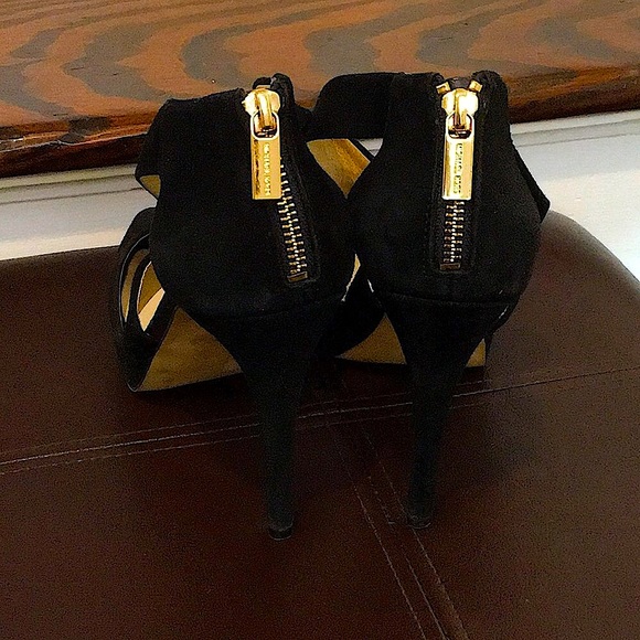 MICHAEL KORS Black Suede Peep Toe Gold Zipper Back High Heel Shoes Sz 8•1/2 - Picture 3 of 10